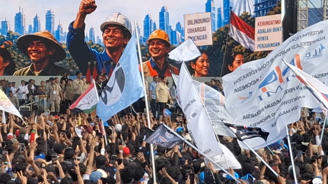 Tiba di Monas Rayakan May Day 2026 , Prabowo Sapa dan Lempar Topi ke Buruh