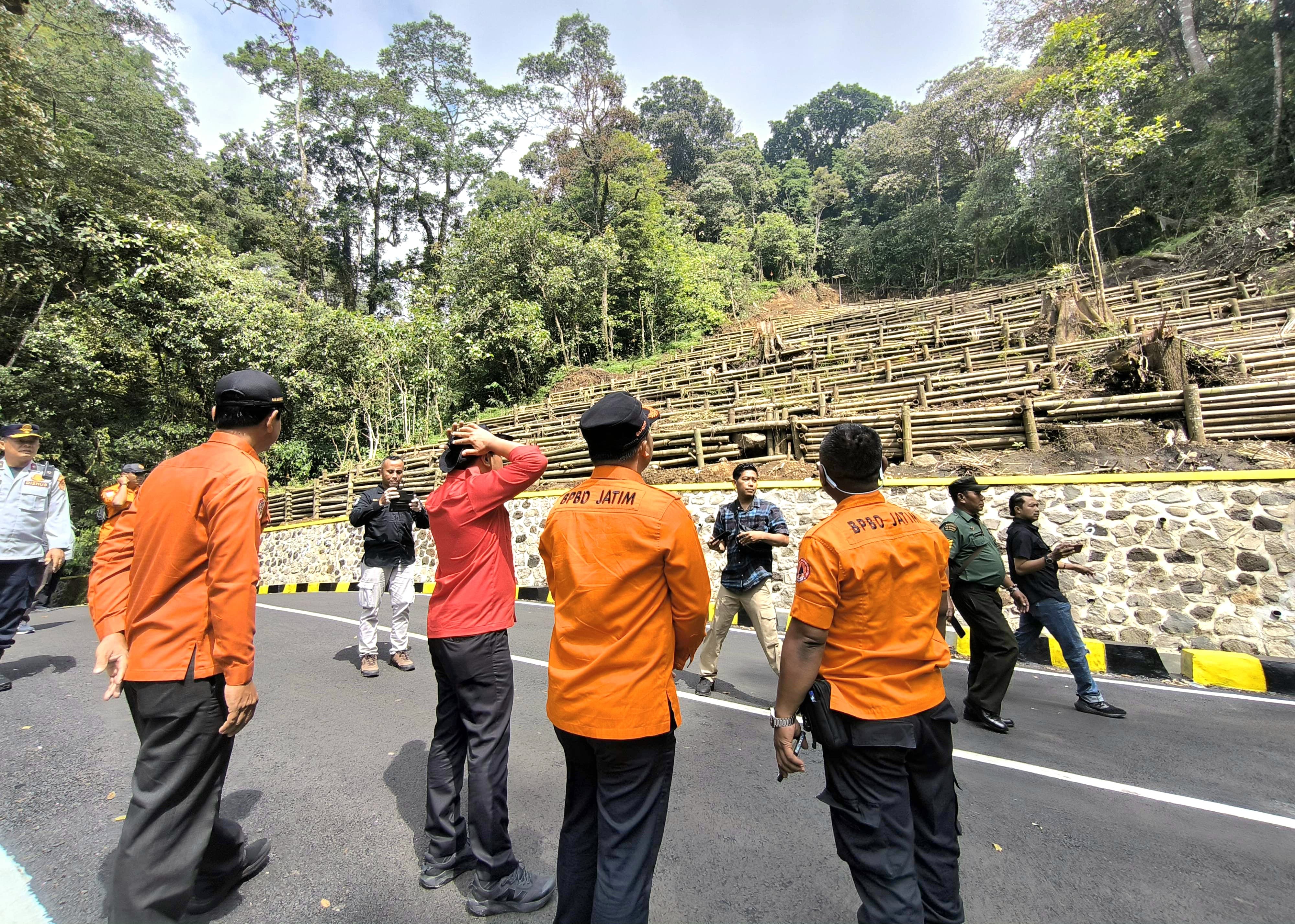 Jalur Pacet-Cangar Dibuka 24 Jam Pasca-Longsor, Gubernur Khofifah Pastikan Aman!