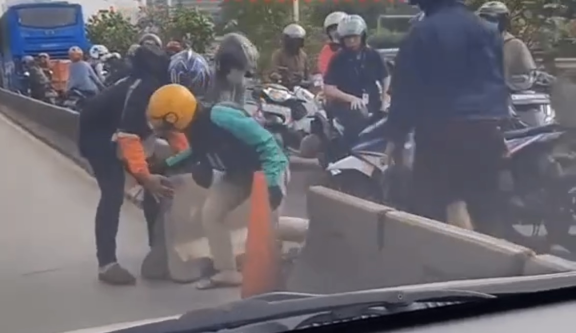 Viral Pemotor Bongkar Separator Jalur Transjakarta di Slipi Jakarta Barat, Ini Kata Polisi