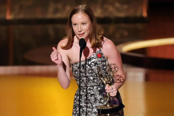 Aktris Hannah Einbinder Tuai Kontroversi Usai Seruan Free Palestine di Emmy Awards 2025