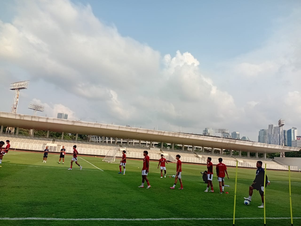 Nova Arianto Larang Pemain Timnas U-17 Gunakan Medsos Jelang Piala Dunia 2025