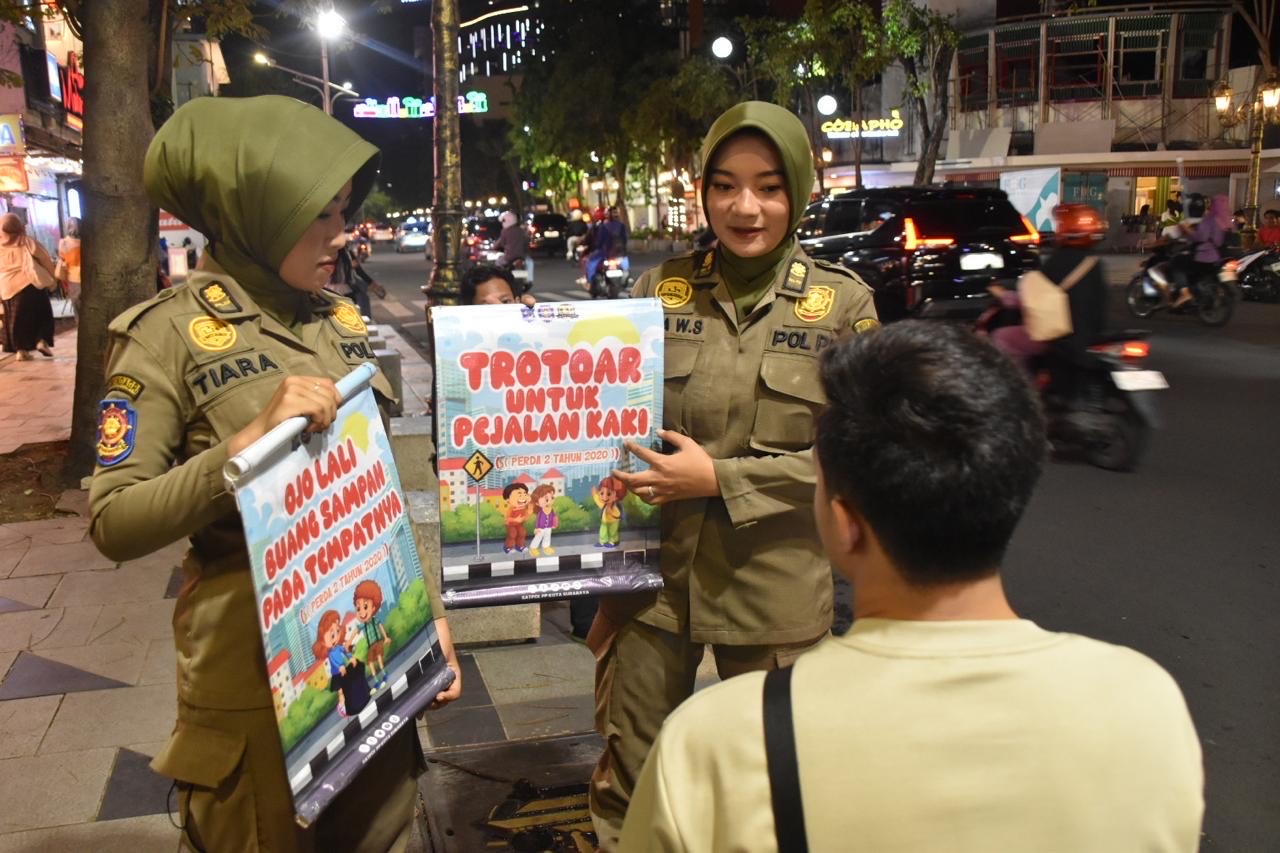 Satpol PP Surabaya Sosialisasi Larangan Parkir dan Berjualan di Trotoar