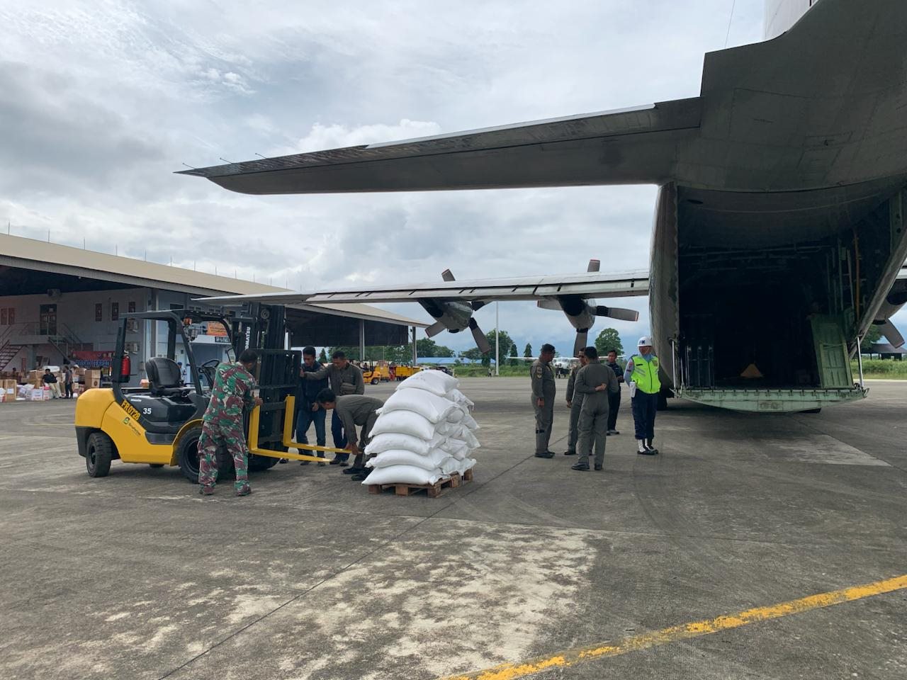 Bulog Kirim 20 Ton Beras untuk Korban Bencana di Aceh