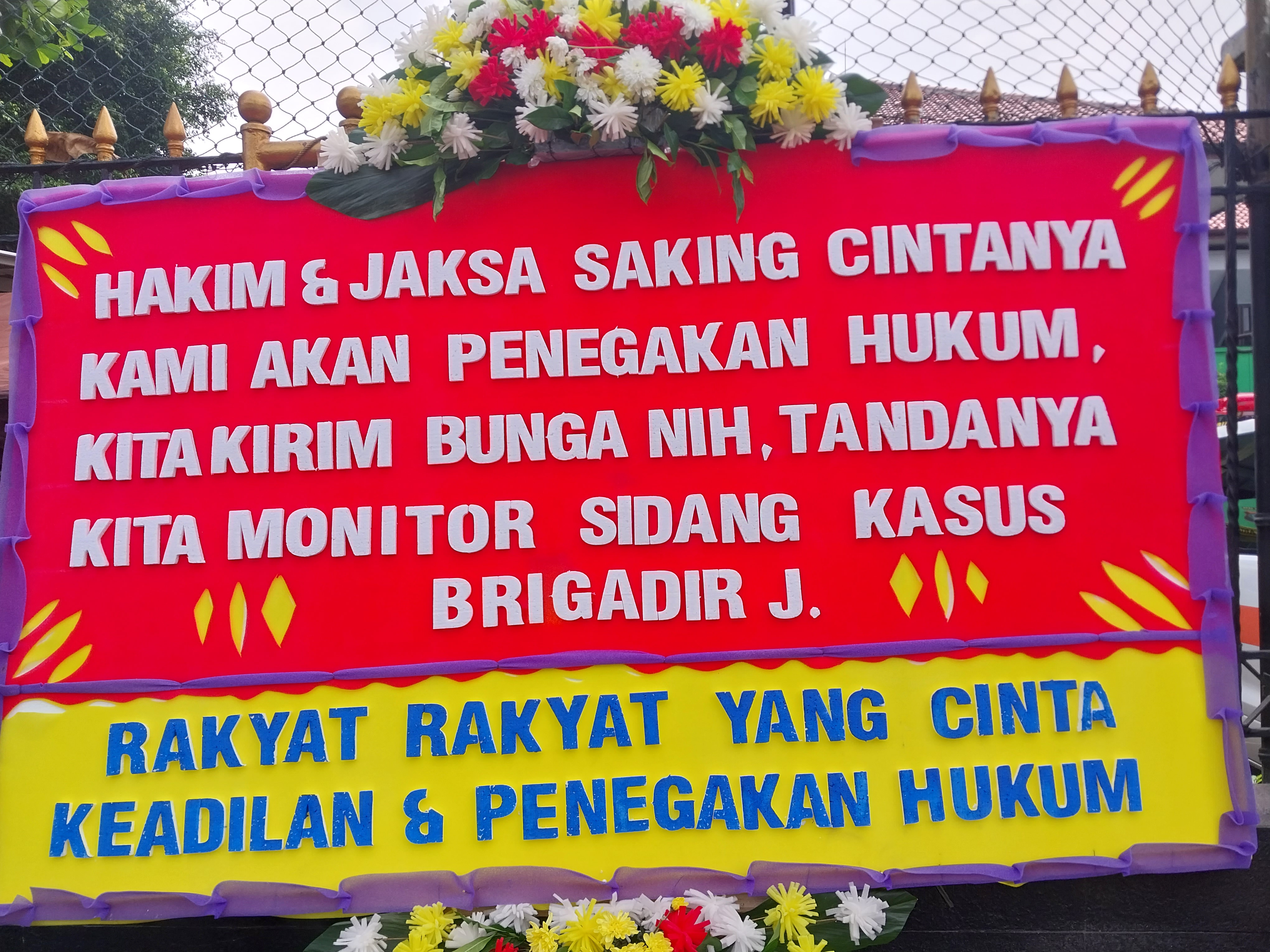 Sejumlah Karangan Bunga 'Monitor' Sidang Ferdy Sambo di PN Jakarta Selatan 