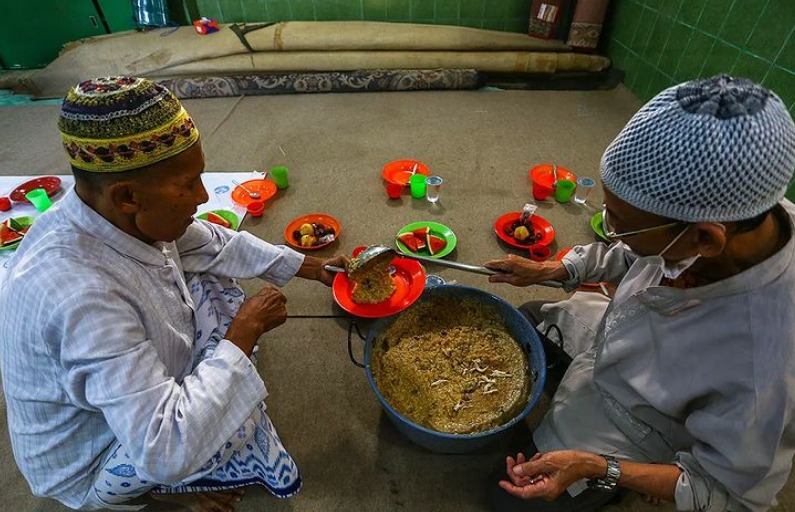 Tradisi Buka Puasa Bersama di Masjid Palembang dengan Sajian Menu Khas, Bubur Suro 