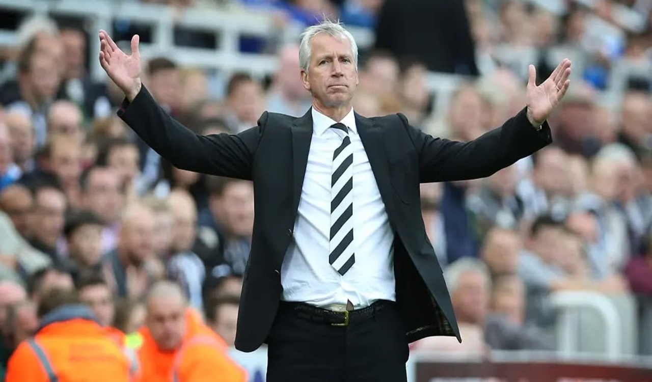 Alan Pardew Kritik Pendekatan Transfer Liverpool: Kasihan Newcastle Kehilangan Isak