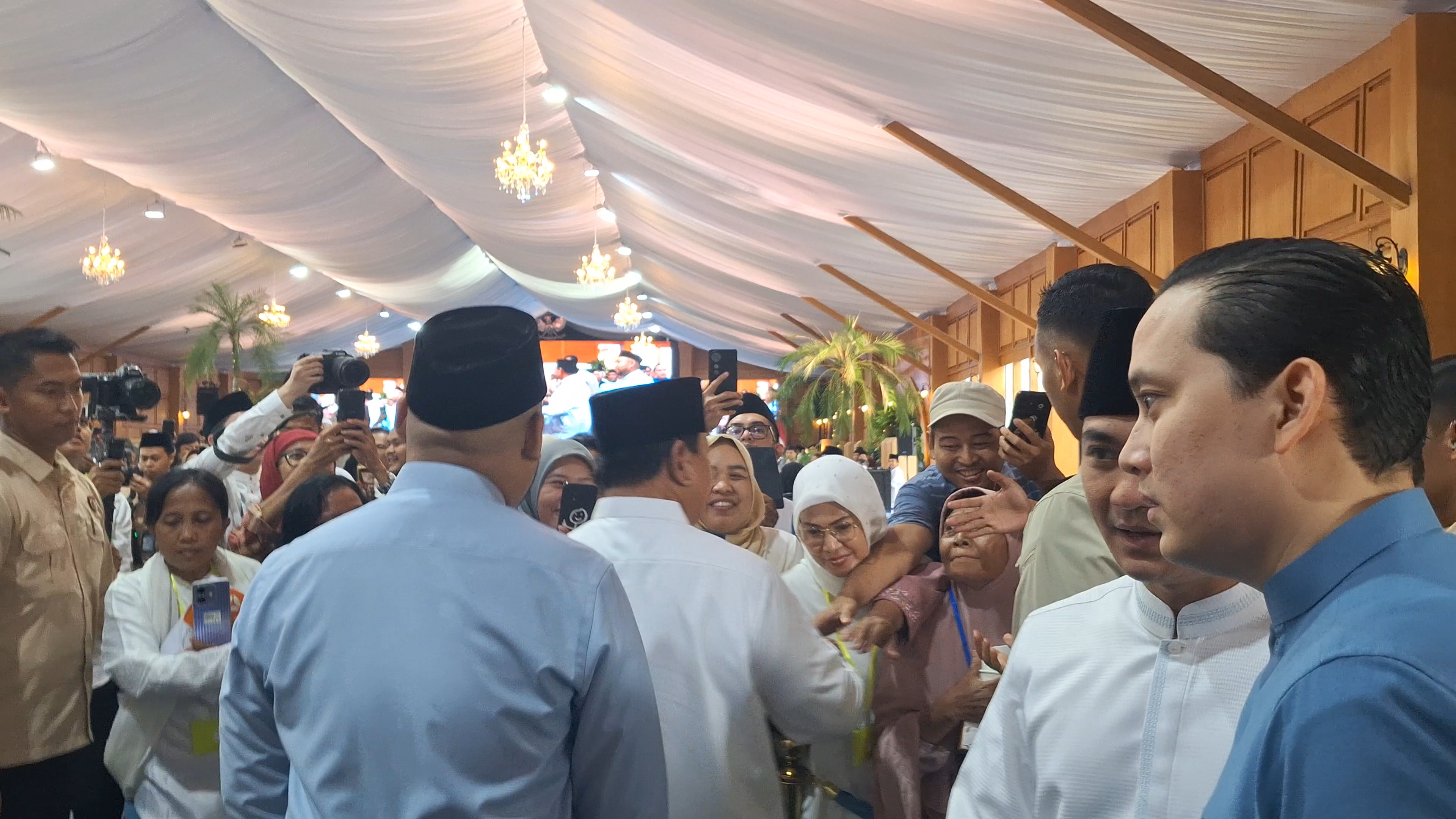 Momen Prabowo Sapa Warga Secara Langsung di Open House Istana, Dihadiri Ribuan Pengunjung
