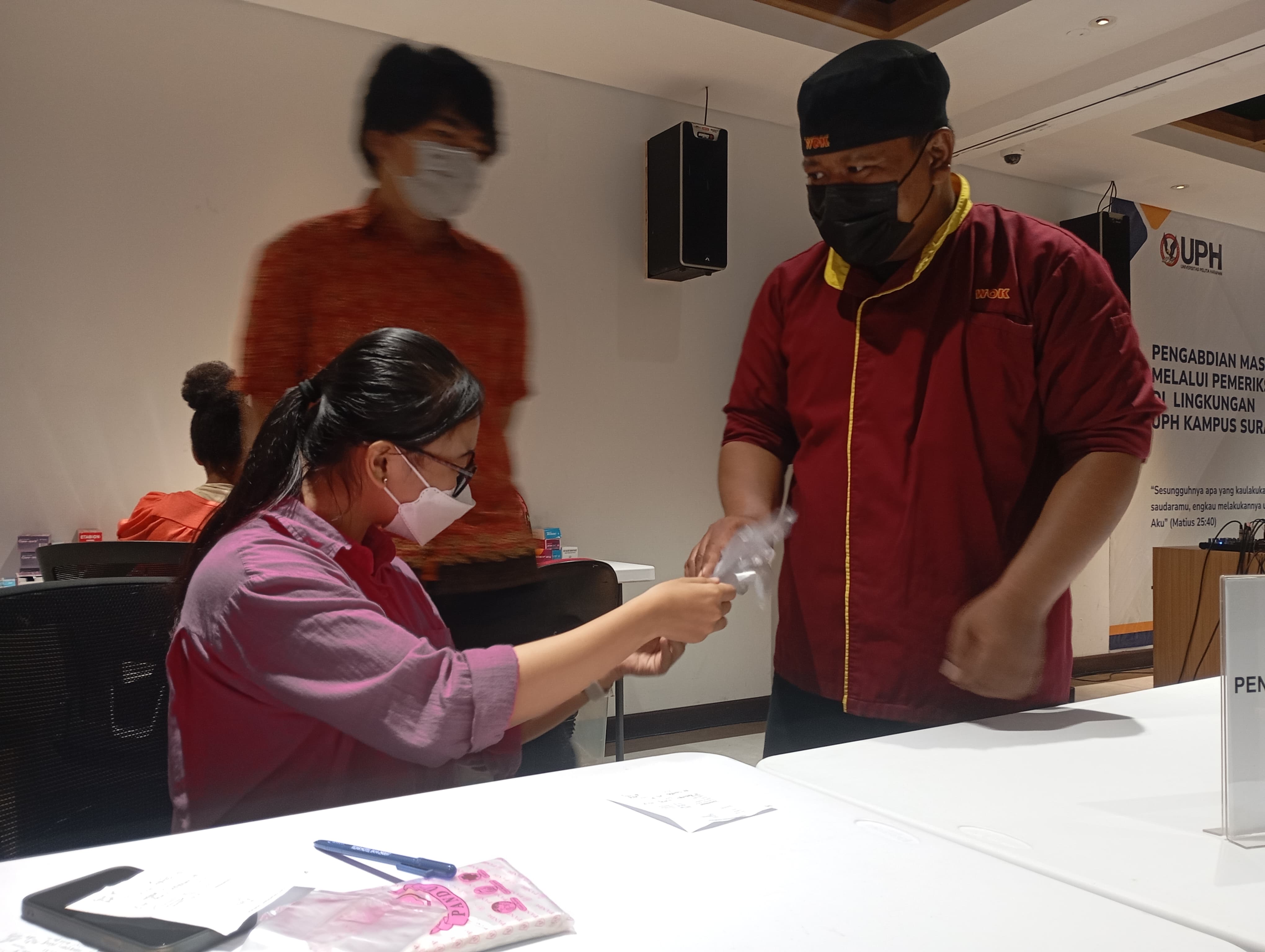 Peringatan Paskah, UPH Kampus Surabaya Periksa Kesehatan Gratis kepada Masyarakat