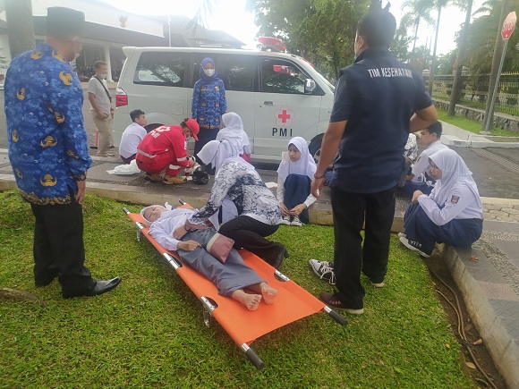 17 Siswa Pingsan Saat Upacara Hardiknas