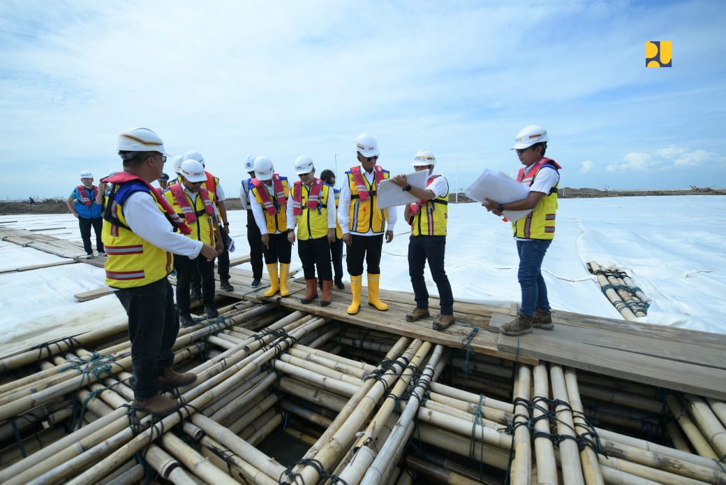 Pemerintah Targetkan Tanggul Laut Jalan Tol Semarang-Demak Selesai April 2027