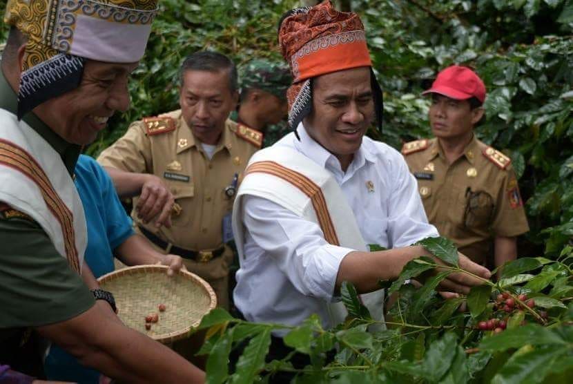 Jokowi Resmi Lantik Amran Sulaiman Sebagai Menteri Pertanian Lagi!