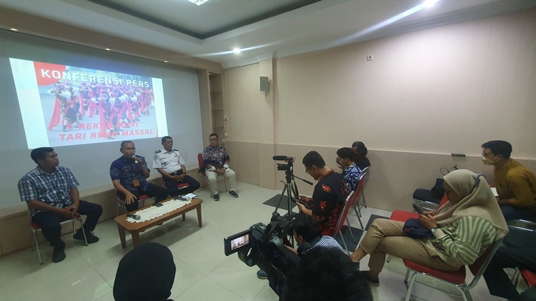 Pelajar SD-SMP Surabaya Remo Massal Pecahkan Rekor Muri