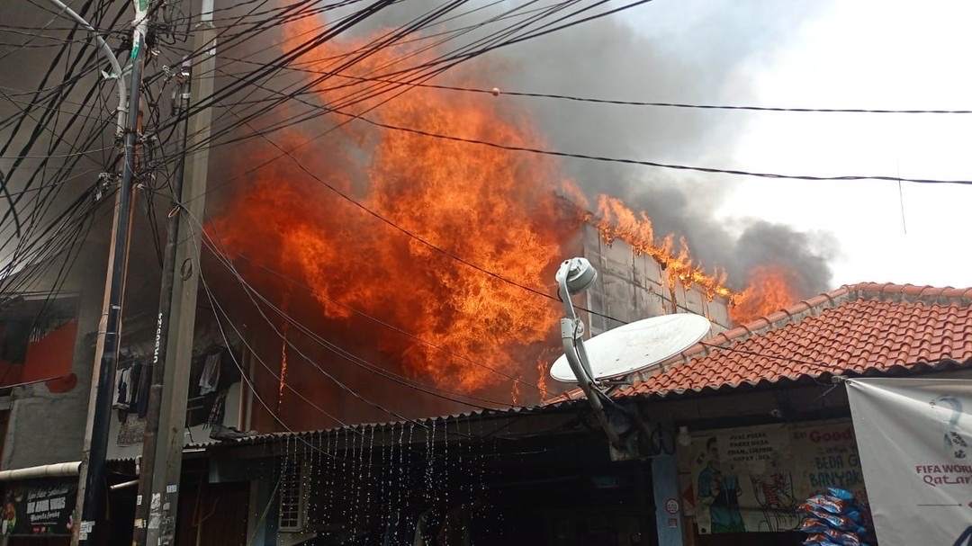 Diduga Kebocoran Gas, Tiga Rumah di Matraman Hangus Terbakar 