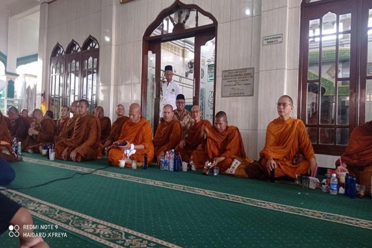 Cerita Asli Biksu Thudong Menepi di Masjid Temanggung, Sempat Berikan Secarik Surat Izin