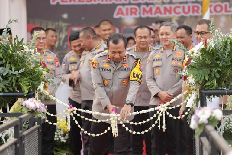 Jelang Lengser, Kapolda Jatim Irjen Pol Toni Harmanto Resmikan Semeru Walk dan Kolam Semeru