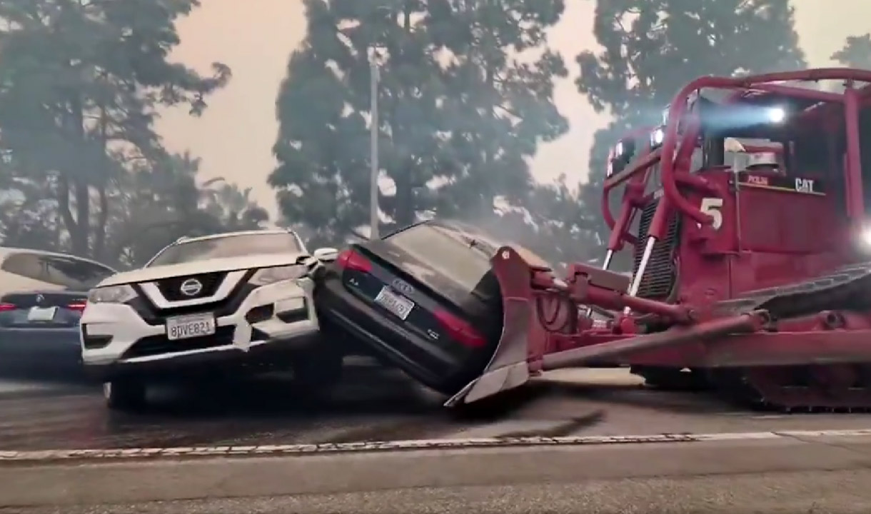 Puluhan Mobil Dibuldoser di California, Ditinggal Pemilik yang Kabur Akibat Kebakaran Hebat