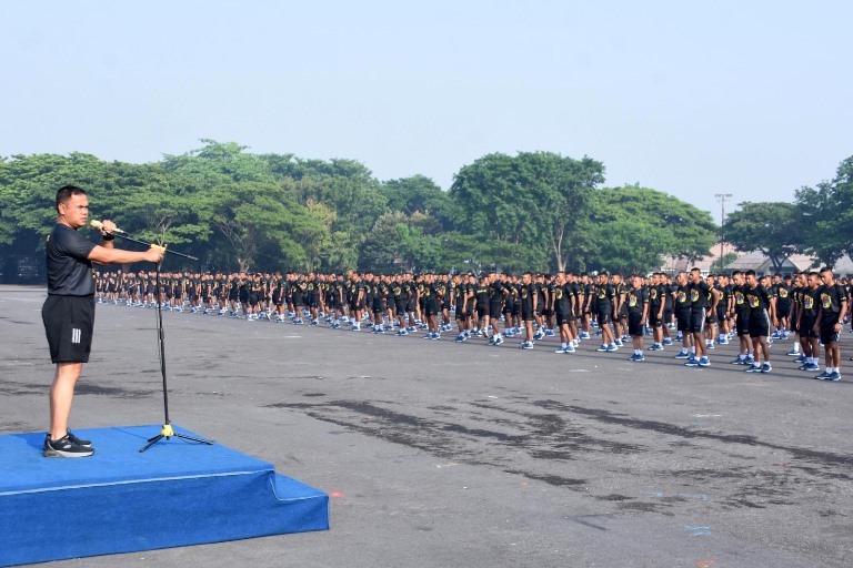 Jaga Kesehatan dan Tingkatkan Soliditas, Prajurit Brigif 2 Marinir Ikuti Olahraga 