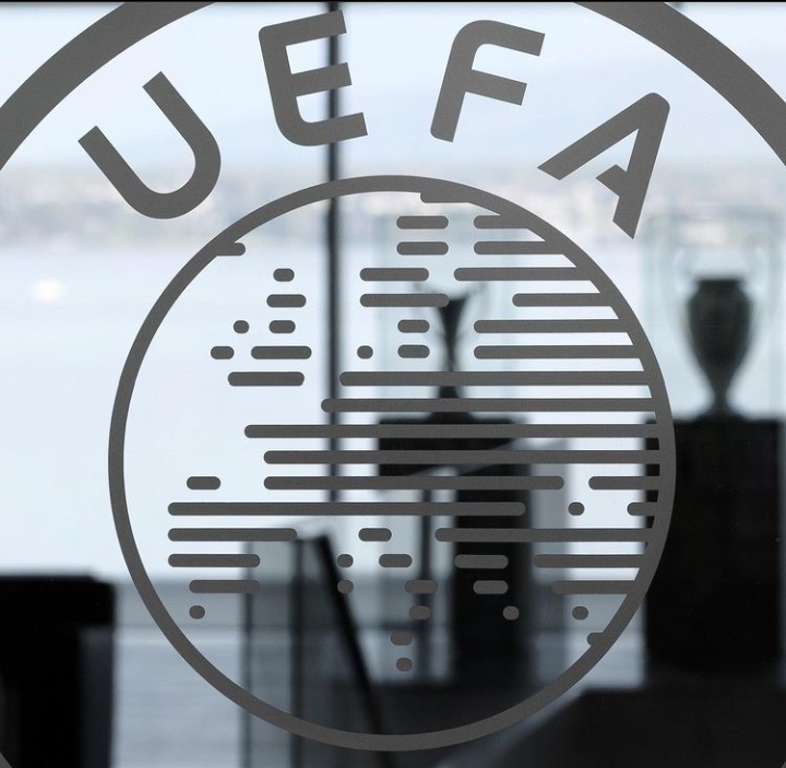 Imbas Kenakalan Fans, 8 Klub Kena Sanksi Financial UEFA, Mana Saja?