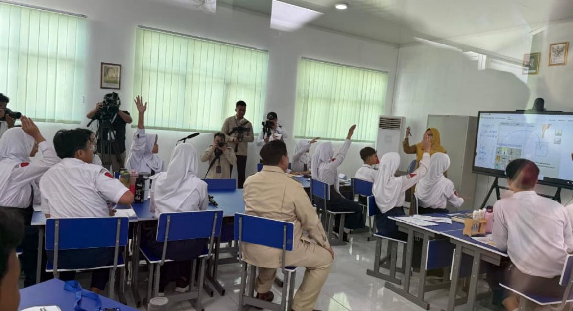 Menarik! Momen Prabowo Ikut Belajar di Kelas SMPN 4, Pakai Smartboard Berbasis Digital