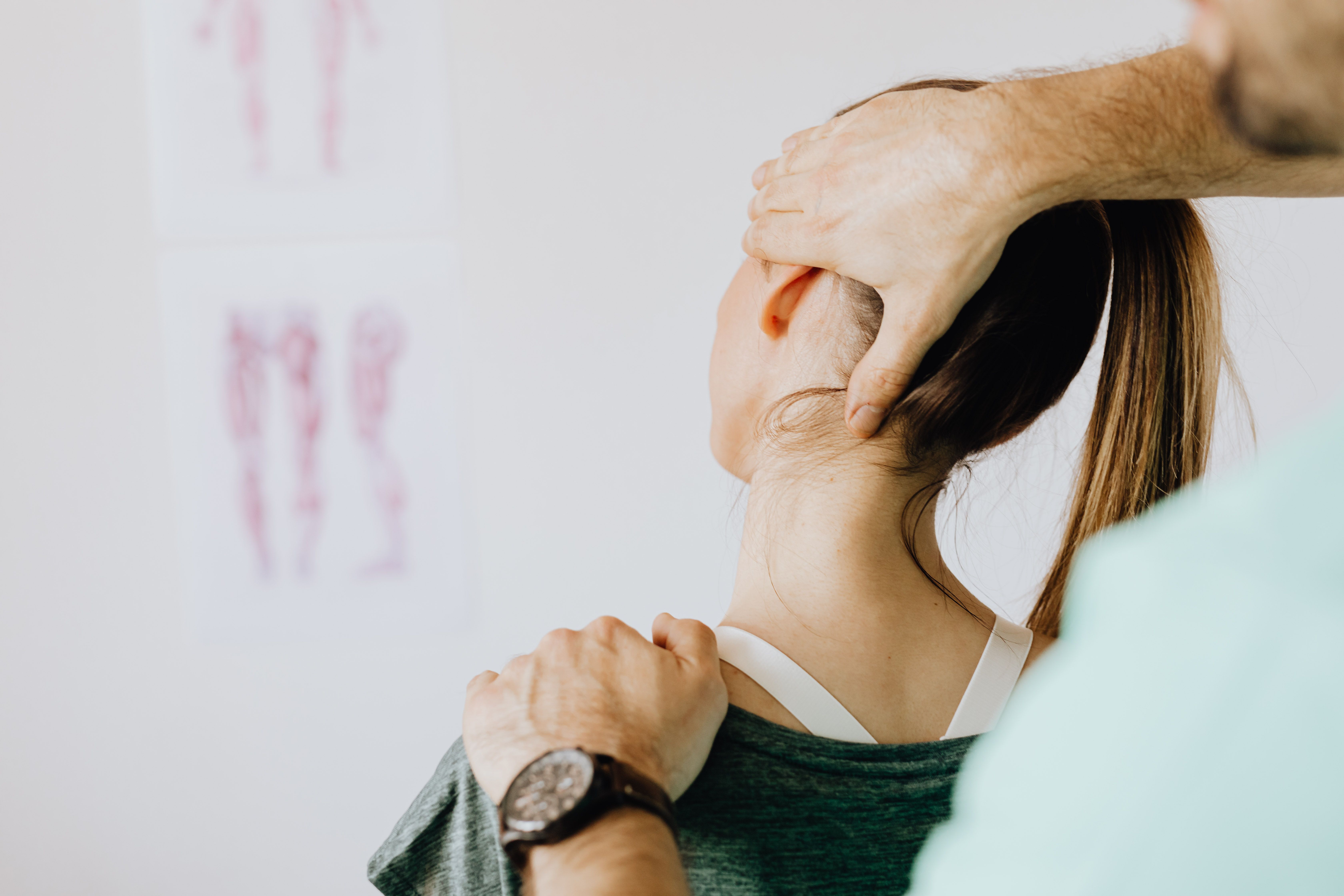 6 Cara Mengatasi Text Neck dan Nyeri Punggung Akibat Duduk Terlalu Lama 