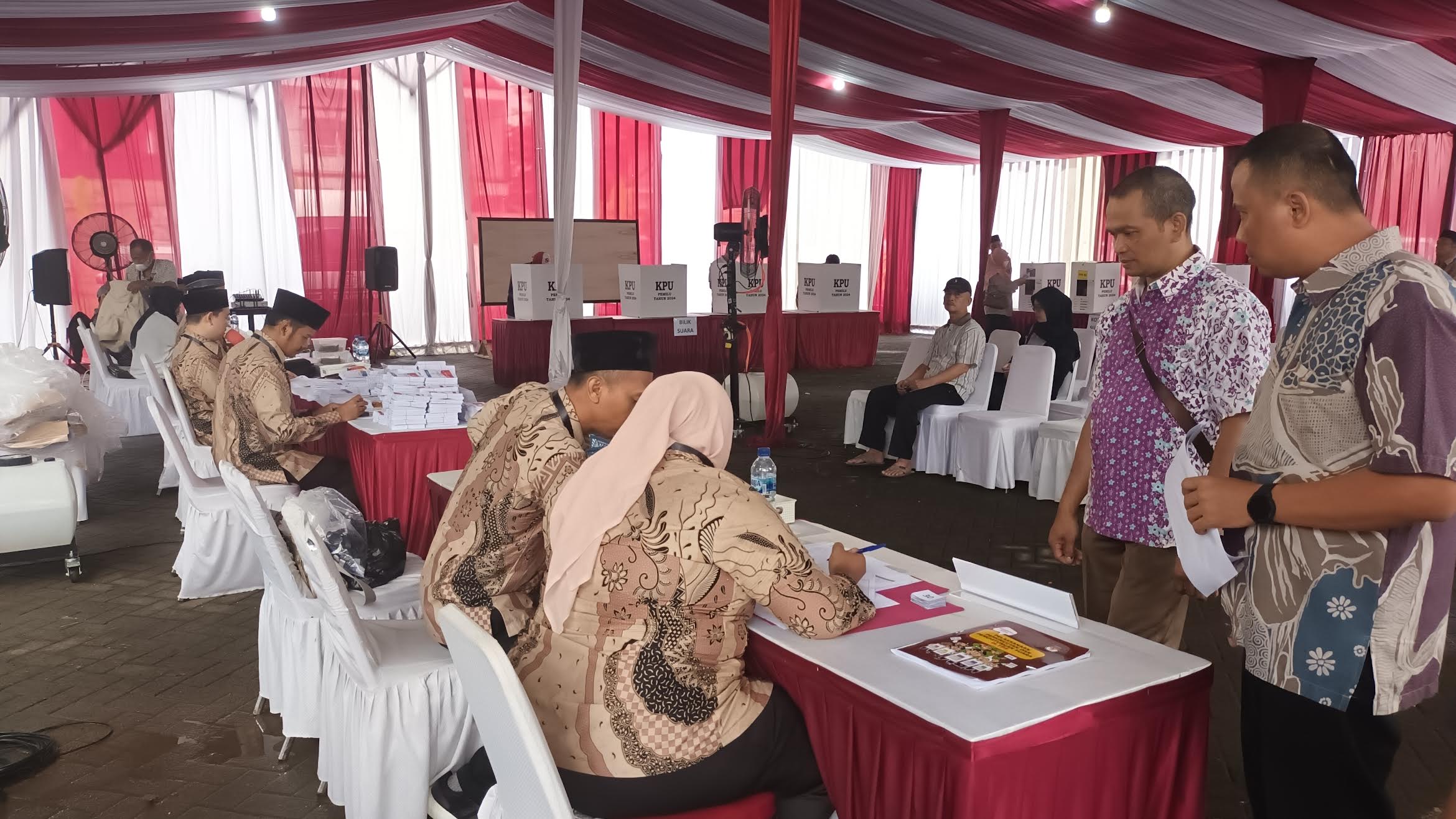 Megawati Soekarnoputri Nyoblos Nomor Urut 111 di TPS O53 Kebagusan, Pasar Minggu