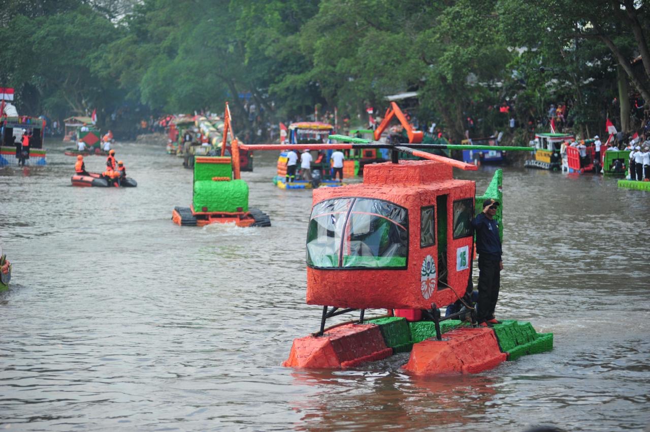 Meriahkan Hari Sungai Sedunia, 43 Perahu Botol Plastik Bekas Berlayar di Kali Ciliwung
