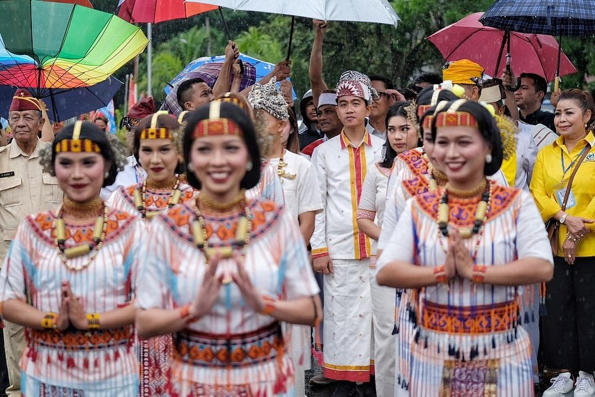 Warga Tana Toraja Sambut Gibran dibawah Guyuran Hujan