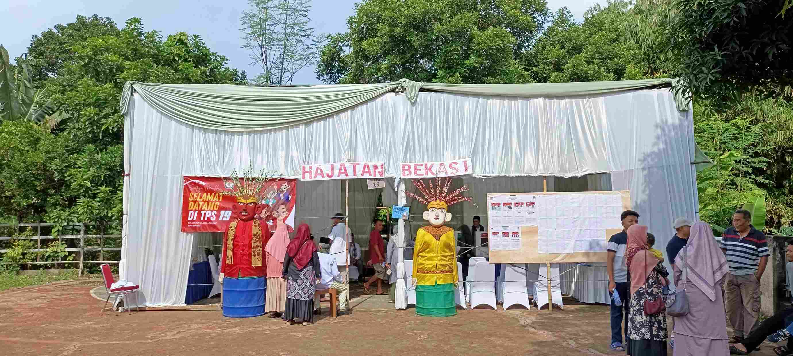 Suasana TPS Jatiasih di Kediaman Heri Koswara, Dihiasi Sepasang Ondel-ondel