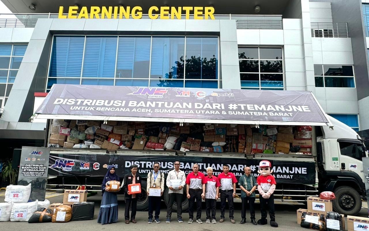 Peduli Bencana, JNE Fasilitasi Pengiriman Bantuan untuk Korban Banjir dan Longsor di Sumatera