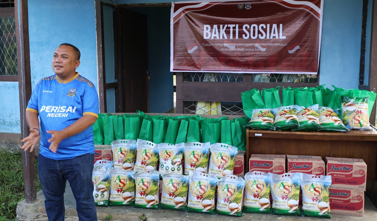 Imigrasi Entikong Gelar Kerja Bakti, Donor Darah, dan Bakti Sosial Peringati HUT RI ke-80