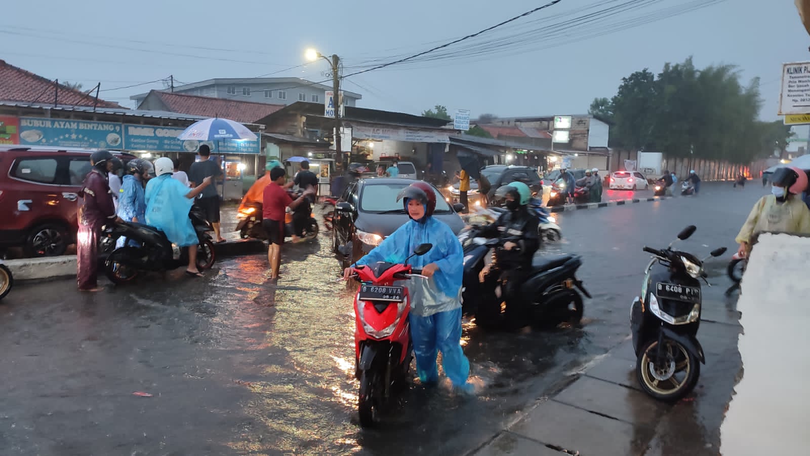 Kota Tangsel Didera Hujan Deras, Beberapa Lokasi Banjir Bikin Kendaran Mogok