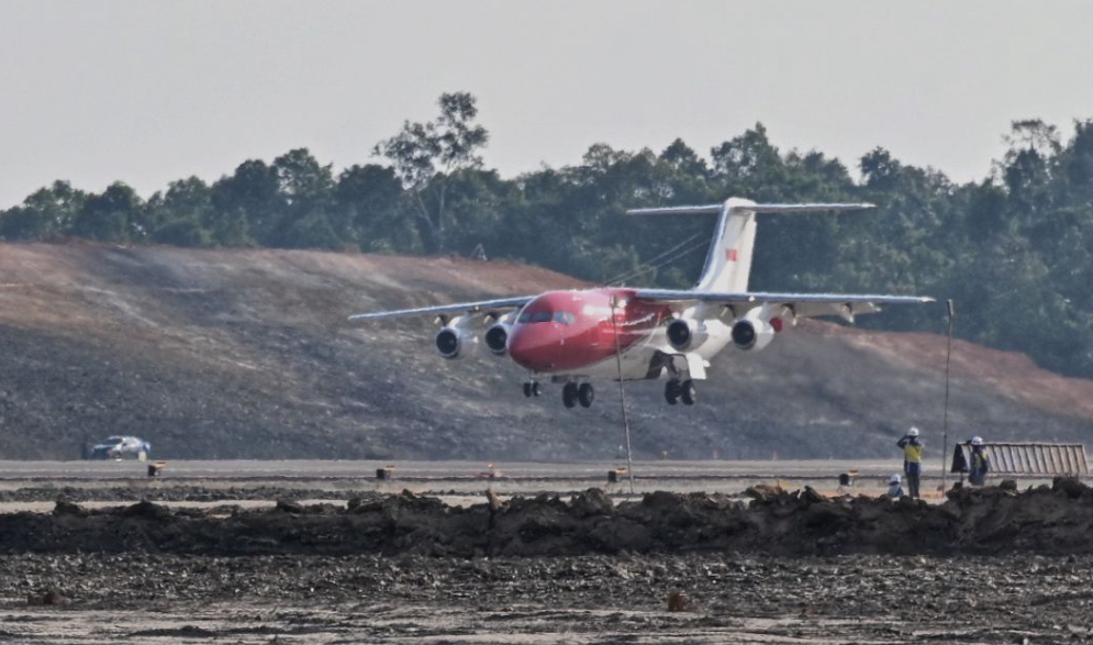 Pesawat Kepresidenan RJ85 Mendarat Mulus di Bandara IKN, Jokowi: Alhamdulillah Berjalan Baik 