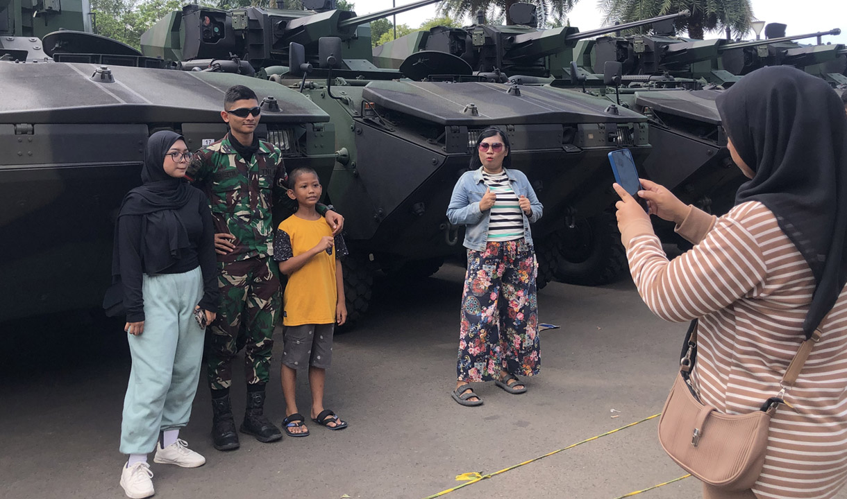 Tentara Ganteng di Monas Jadi Incaran ABG: Rela Antre Buat Foto Profil   