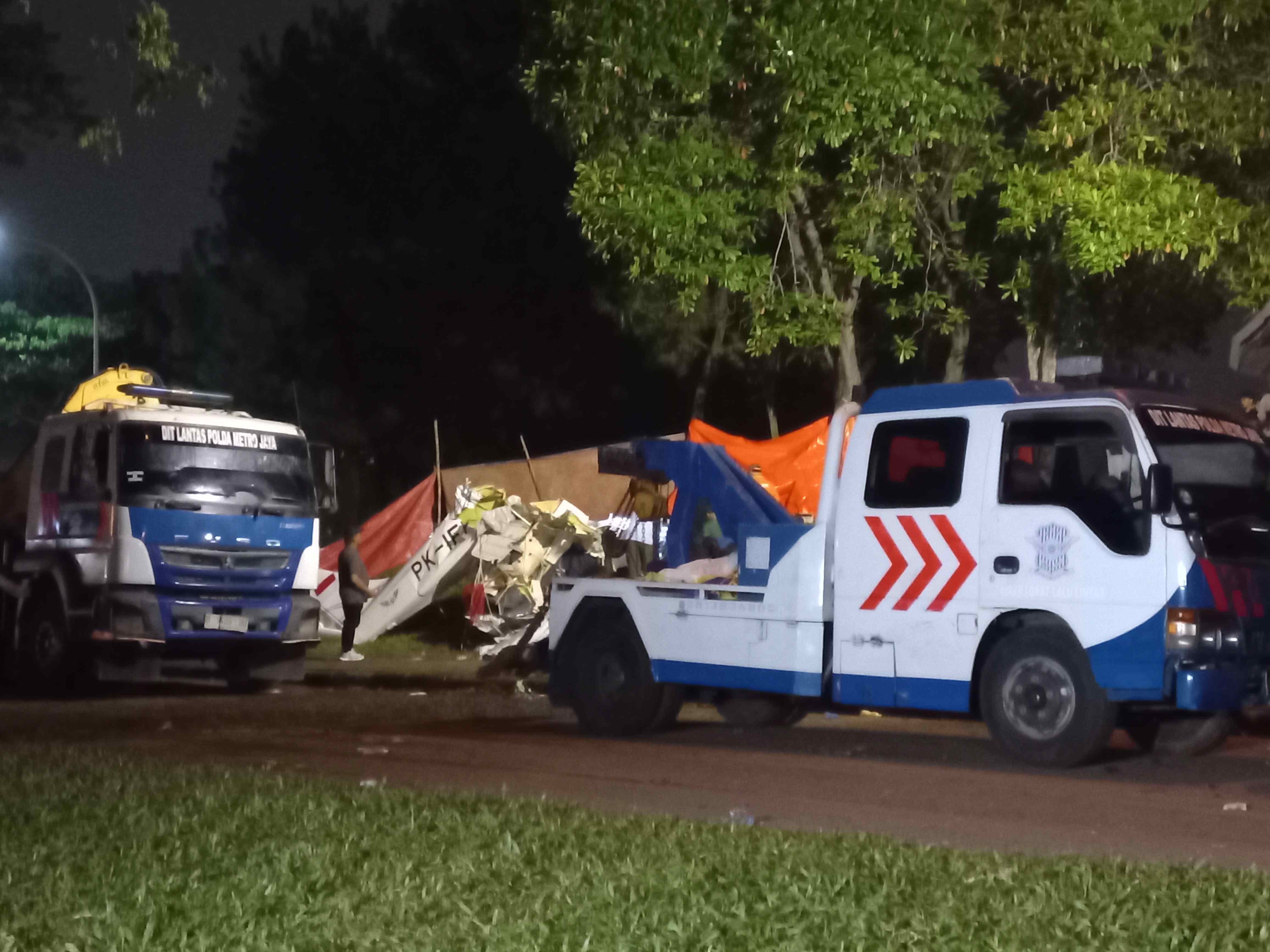 Penampakan Evakuasi Bangkai Pesawat Latih yang Jatuh di BSD, Diangkat Mobil Derek Ditlantas Polda Metro Jaya