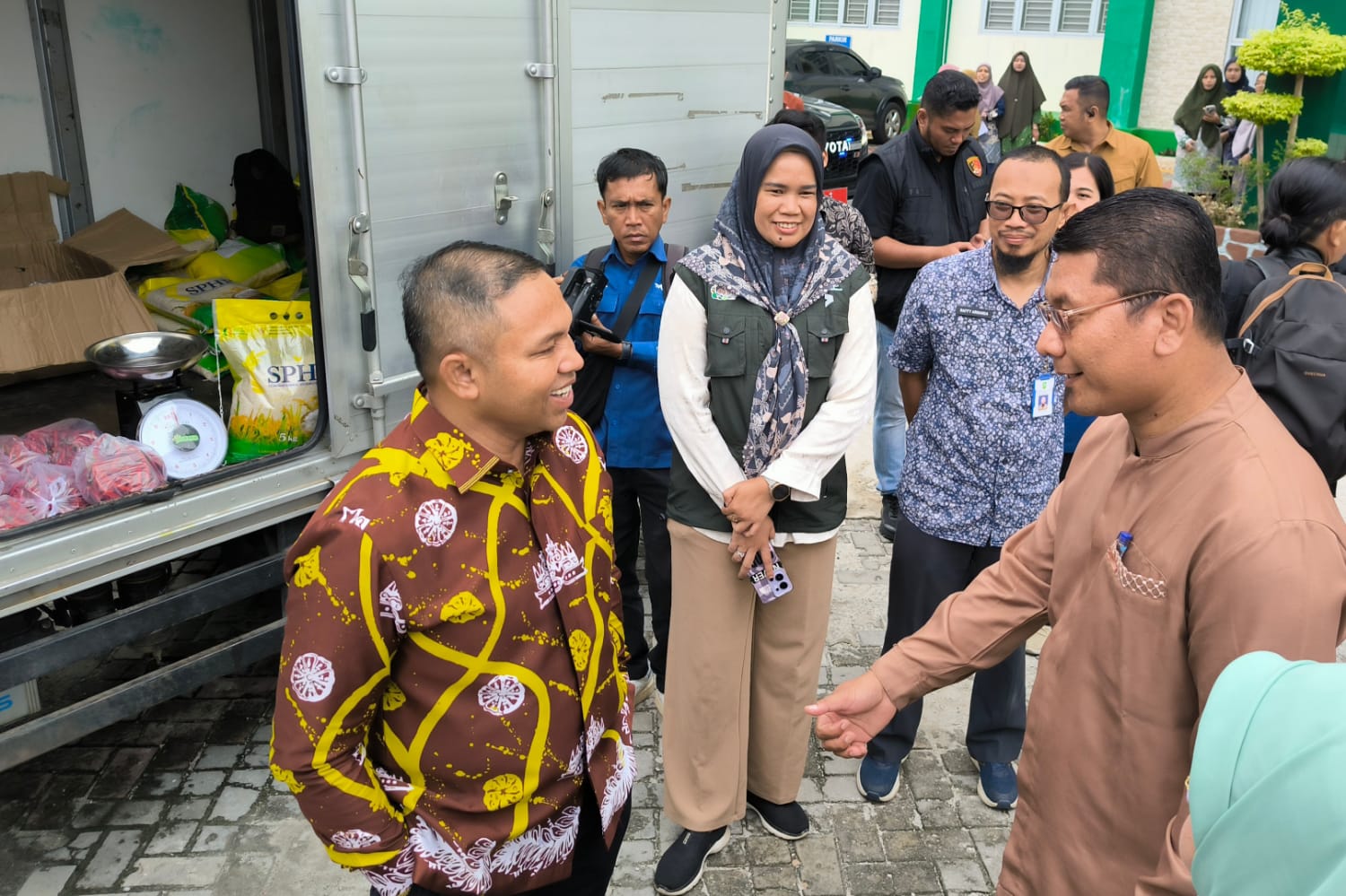 Gubernur Riau Gelar Operasi Pasar Murah, Warga Berterima Kasih Harga Cabai Turun Drastis