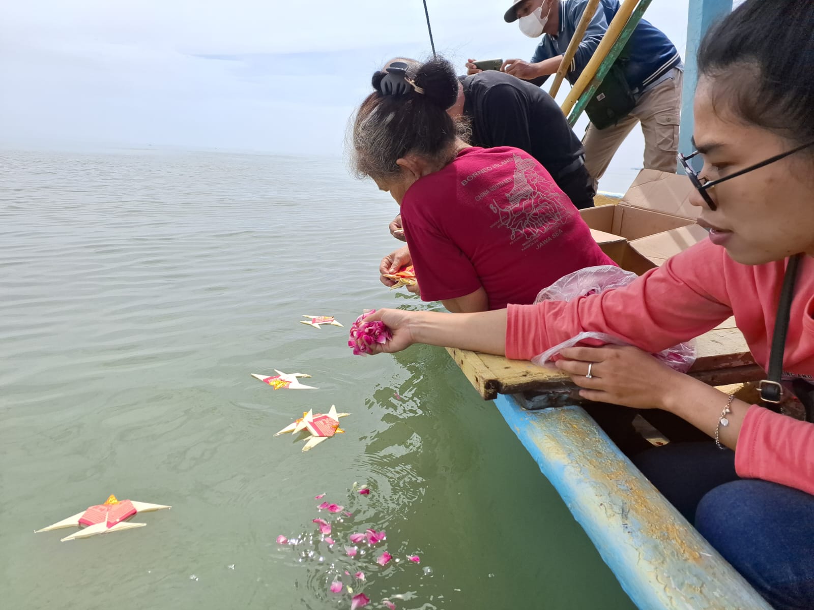 Umat Konghucu Gelar Cisuak Larung di Pantai Kenjeran, Ritual Tahunan Jelang Imlek