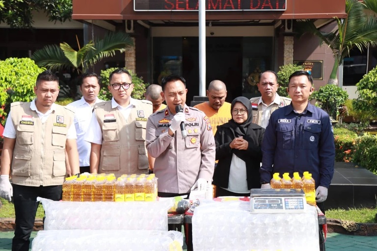 Polisi Bongkar Produsen Minyak Kita Palsu di Malang