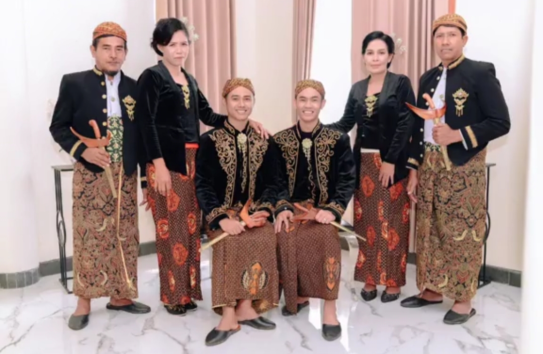 Beredar Foto Prewed Pernikahan Sesama Jenis Adat Jawa Chico dan Wiran, yang 1 Duda Punya Anak Perempuan