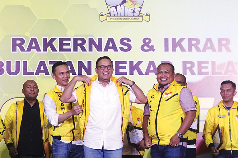 Anies Terima Rompi Kuning dari Relawan 