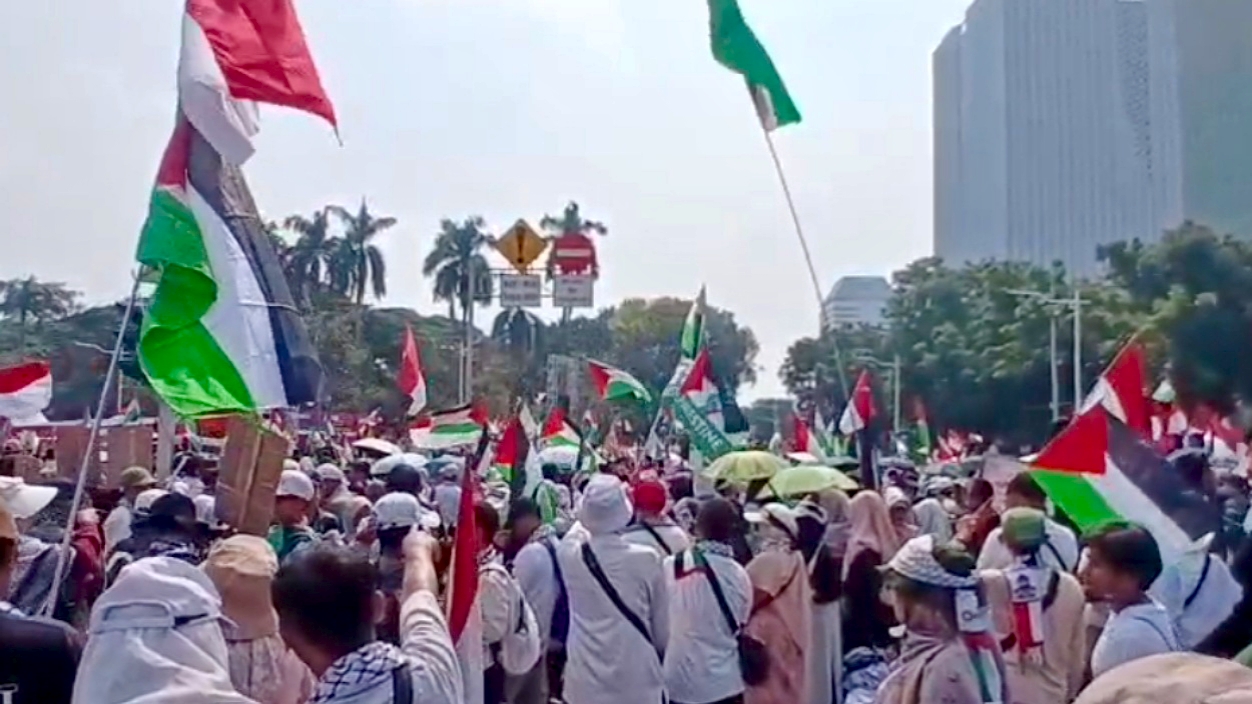 Lautan Massa Padati Patung Kuda, Gelar Aksi Solidaritas untuk Palestina