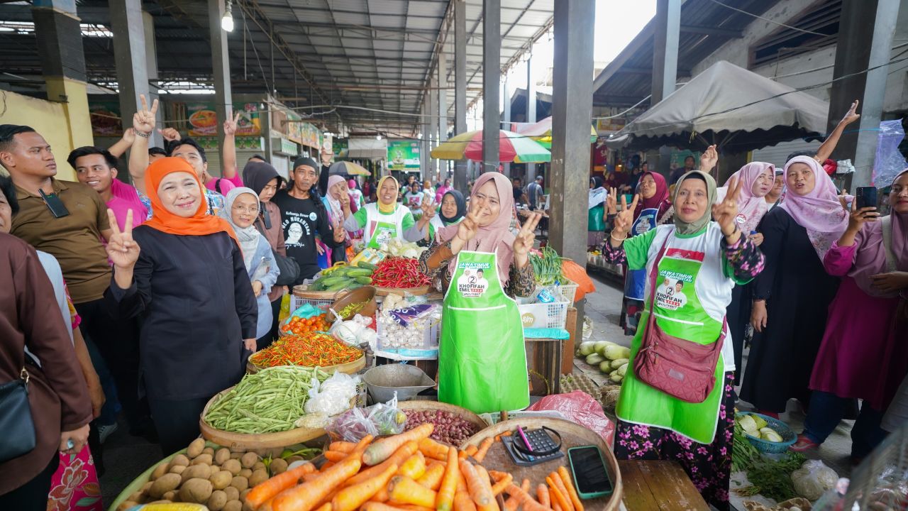 Khofifah Blusukan ke Pasar Lamongan, Lanjut Dzikir Bersama di Surabaya