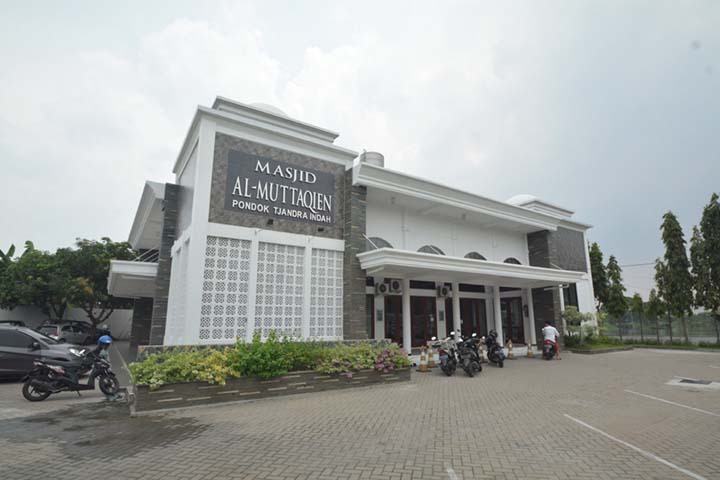 Serial Geliat Masjid Perumahan (Seri 12): Masjid Al-Muttaqien, Sidoarjo; Putih untuk Semua Kalangan