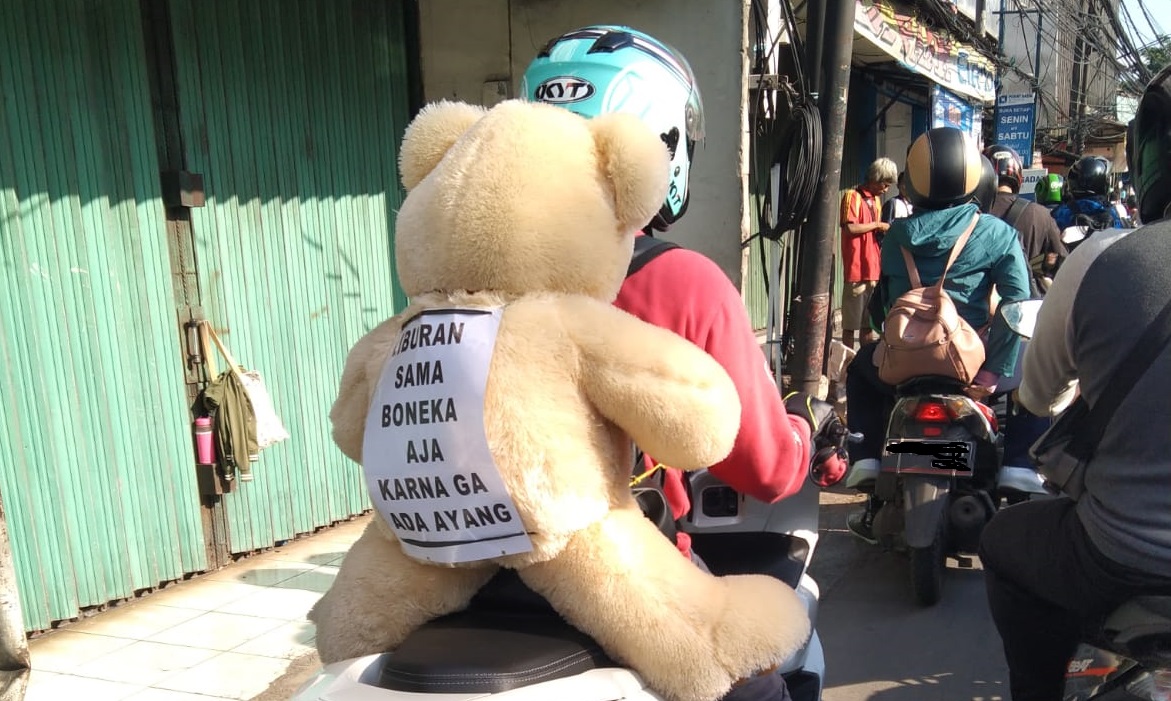 Viral! Gegara Nggak Punya Ayang, Pengendara Motor Pria Ini Pilih Boncengan Bareng Boneka Beruang