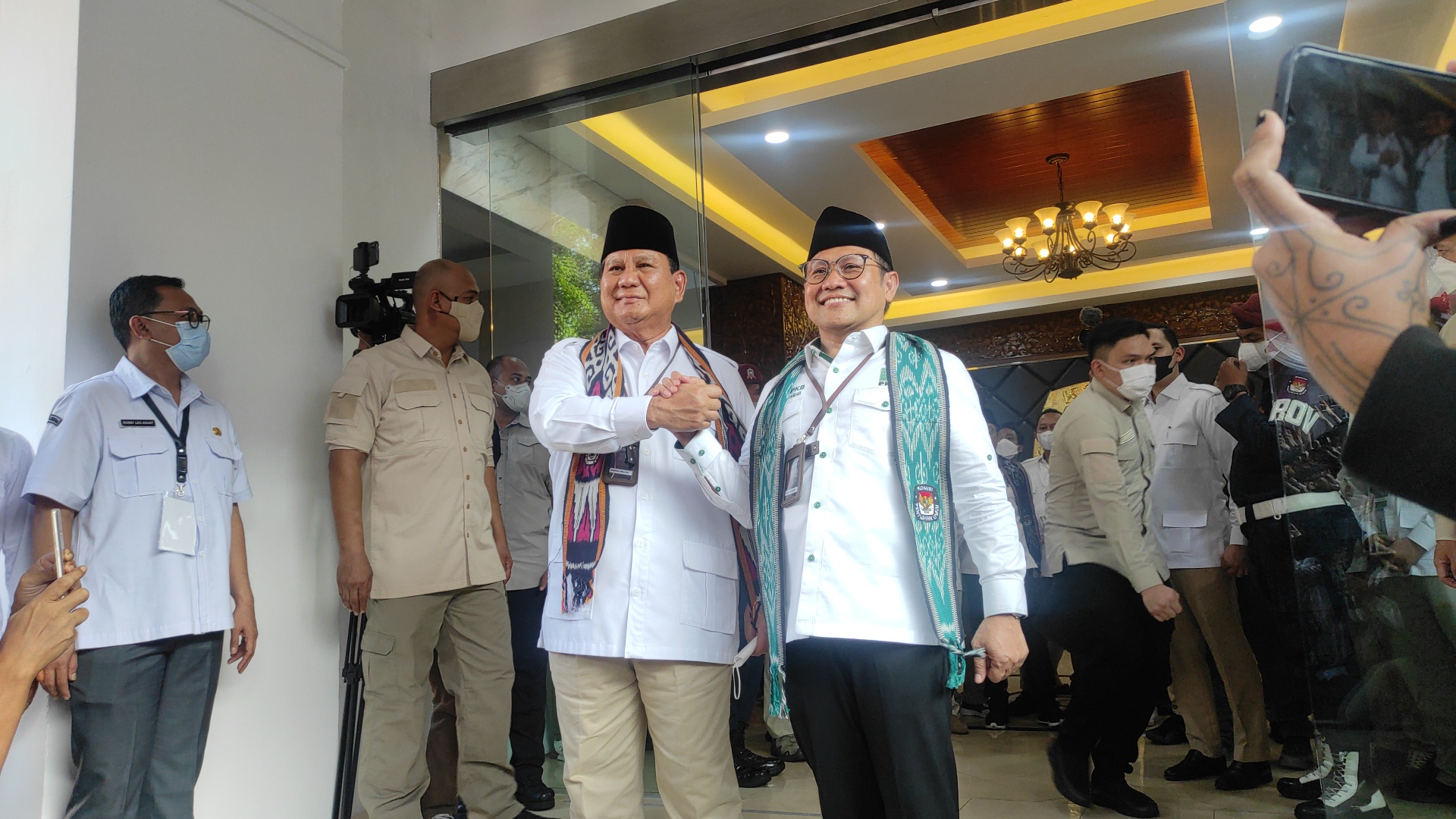 'Prabowo, Prabowo, Prabowo' - Yel-yel Gerindra-PKB saat Bareng-bareng Daftar Pemilu 2024 di Gedung KPU