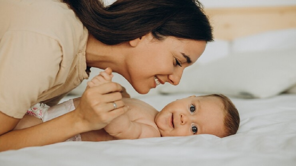 Usia Berapa Sebaiknya Bayi Boleh Dipijat untuk Stimulasi? Bunda Wajib Tahu