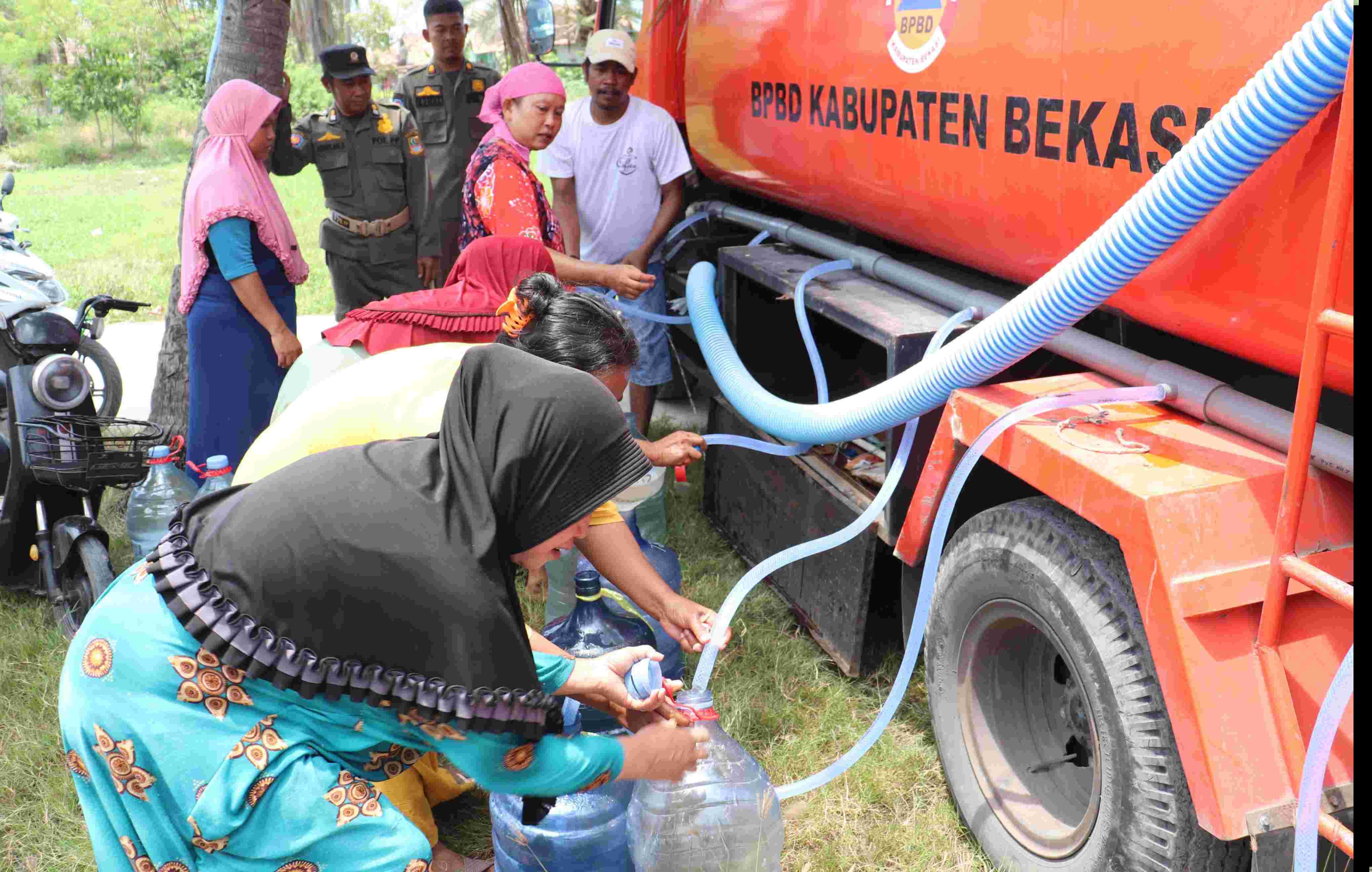 Pemkab Bekasi Bantu Salurkan Air Bersih untuk Warga Terdampak Kekeringan