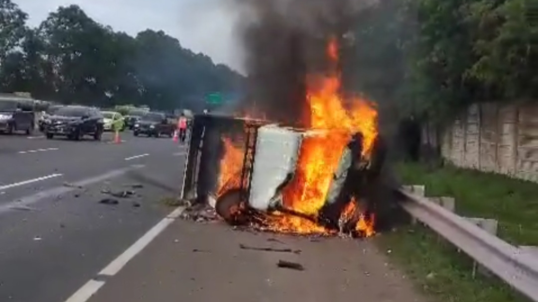 Alami Kecelakaan Tunggal, Mobil Pikap Terbakar di Tol Jakarta-Tangerang