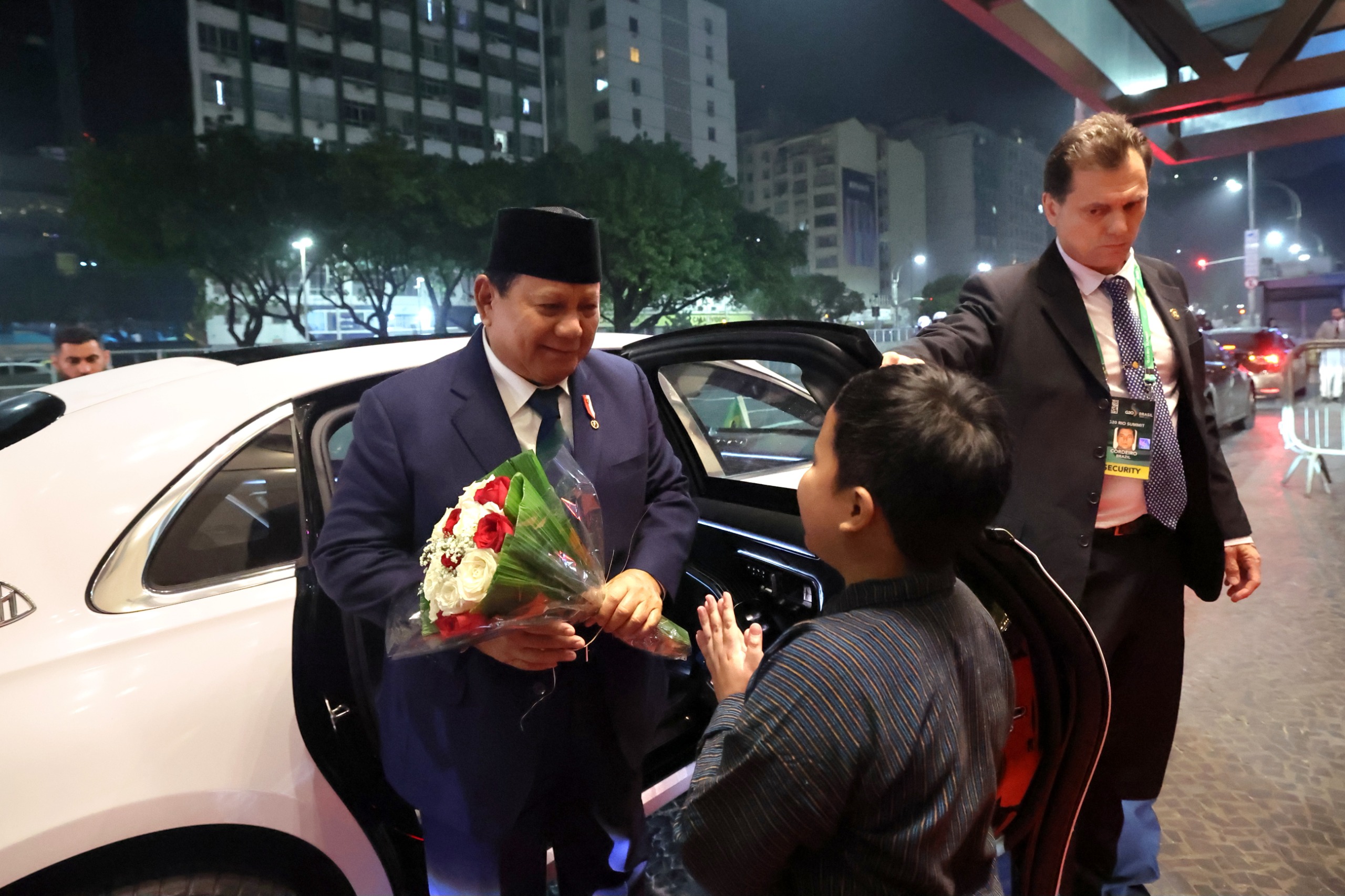 Antusias Warga Sambut Kedatangan Prabowo di Brasil, Menunggu 3 Jam Hingga Siapkan Bouquet Bunga