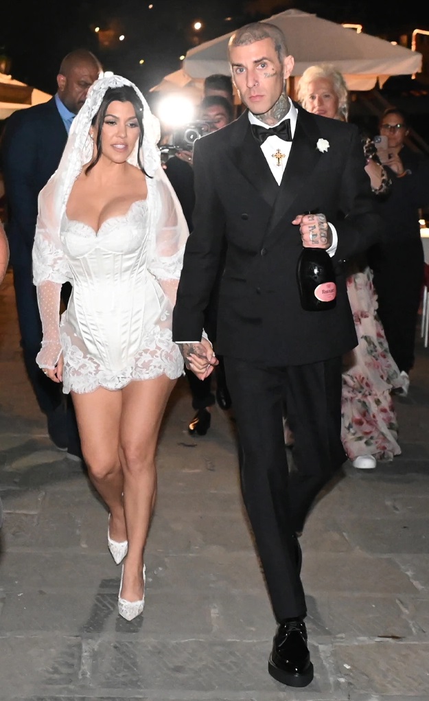 Kourtney Kardashian Bangga Ikut Rancang Gaun Pernikahan