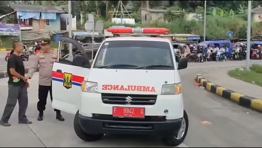 Ngawur! Ambulans di Sukabumi Bawa Penumpang untuk Berwisata, Langsung Disetop Polisi